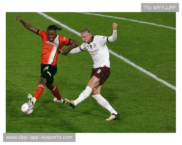 德布劳内脚后跟助攻完成精彩配合